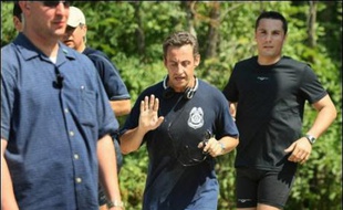 Même en vacances, le président français Nicolas Sarkozy reste très présent et samedi, interrompant brièvement son jogging dans la station estivale de Wolfeboro (New Hampshire, nord-est), il a annoncé à plusieurs journalistes un point-presse dimanche.