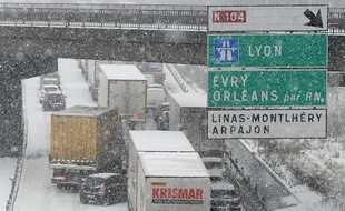 La N118 sous la neige près de Paris, le 12 mars 2013.