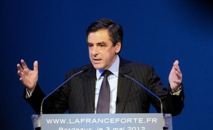 François Fillon a invité vendredi soir les électeurs du centre à "ignorer les instructions qui n'ont pas de sens" et appelé les électeurs de l'extrême droite à "ignorer les tactiques politiciennes", lors d'un ultime meeting de campagne de l'UMP à Nice