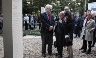 Diane(d) et John Foley(g), les parents du journaliste américain James Foley, et Maryvonne Lepage (c), mère de la photographe française Camille Lepage tuée en Centrafrique, devant le memorial dédié aux reporters de guerre, le 9 octobre 2014 à Bayeux