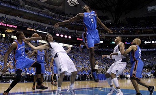 Serge Ibaka d'Oklahoma (n°9) en l'air face aux Dallas Mavericks, le 3 mai 2012