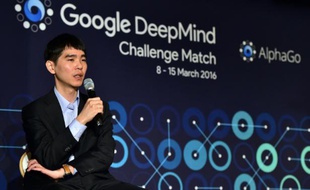 Lee Se-Dol, le champion de monde de jeu de go s'exprime devant la presse à l'issue de la première manche perdue contre l'ordinateur de Google AlphaGo, le 9 mars 2016