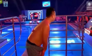 Bilguun Ariunbaatar, showman d’origine mongol, s'élance avec peine vers le plongeoir...