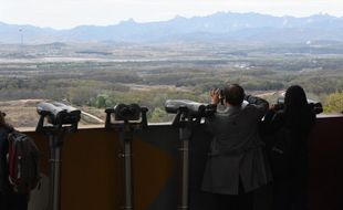 Des Coréens du Sud observent la zone démilitarisée (DMZ) qui les sépare de la Corée du Nord, le 24 avril 2018.