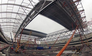Le Grand stade de Lille, le plus moderne de France avec son toit rétractable et une "Boîte à spectacles" installée sous la pelouse naturelle, ouvrira bien ses portes au public comme prévu à l'été 2012.