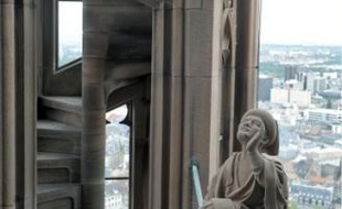 La flèche de la cathédrale a notamment été renforcée pour résister à un séisme.