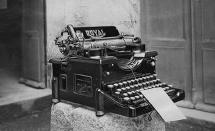 Illustration d'une machine à écrire.