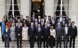 François Hollande et le gouvernement de Jean-Marc Ayrault, à la sortie du premier conseil des ministres, le 17 mai 2012.