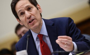 Le Dr Tom Frieden, directeur des Centres de contrôle et de prévention des maladies (CDC) lors d'une conférence de presse le 7 août 2014 à Washington