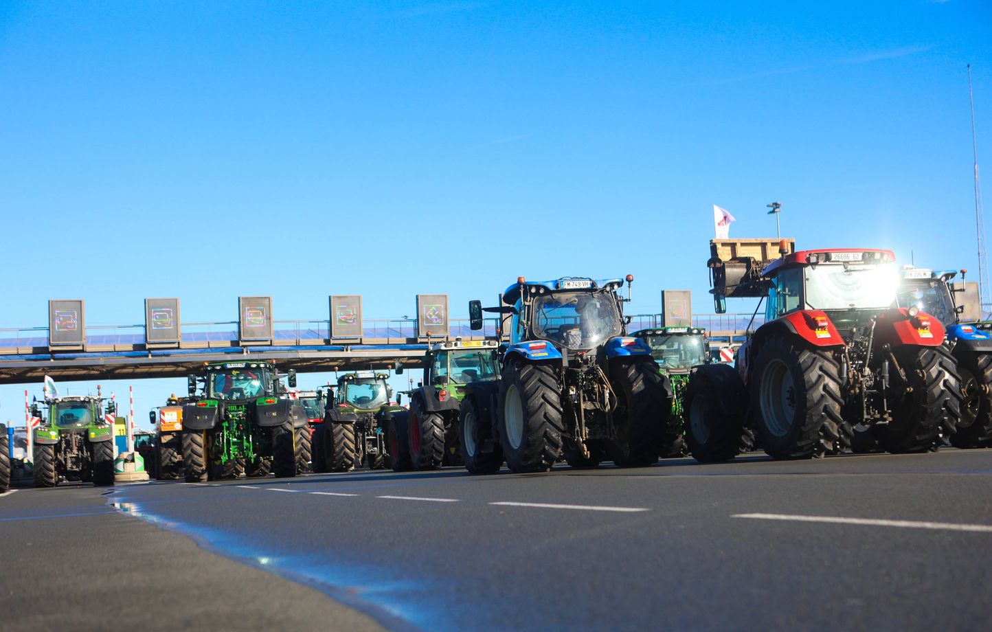 Les agriculteurs bloquent le péage de Fresnes-lès-Montauban sur l'autoroute A1, le 26 janvier 2024.