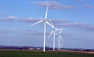 Un champ d'éoliennes (Illustration).