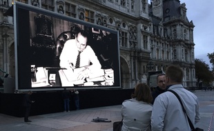 Un écran géant a été installé sur le parvis de l'hôtel de ville de Paris le 26 septembre 2019 pour rendre hommage à Jacques Chirac, décédé à l'âge de 86 ans.