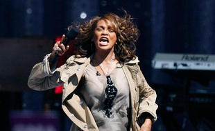 La chanteuse Whitney Houston lors d'un mini concert enregistré à Central Park pour l'émission Good Morning America sur la chaîne ABC, New York, le 1er septembre 2009.