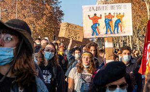 Des manifestants à Lyon, ce samedi 28 novembre, contre la loi "sécurité globale".