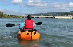 On est allé en canoë au milieu du Rhône voir si cette « eau limpide est com…