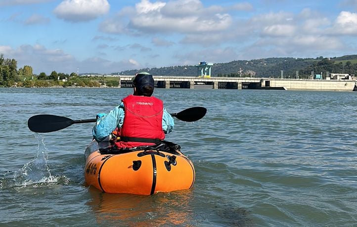 On est allé en canoë au milieu du Rhône voir si cette « eau limpide est complètement polluée »