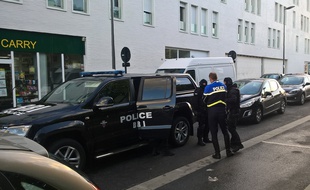 Des membres de la Brigade de recherche et d'intervention ont effectué une perquisition dans le studio de l'auteur présumé de l'agression d'un policier devant Notre-Dame, le 6 juin 2017.