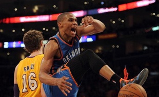 Oklahoma, plus que jamais leader à l'Ouest, s'est offert la peau des Los Angeles Lakers, grâce notamment à Russell Westbrook (36 points) et Kevin Durant (21), déterminants face à Kobe Bryant (23 points) et Andrew Bynum (25)