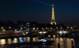 Un père et son enfant sont dans un état "grave" à la suite de l'accident d'un bateau qui a coulé samedi soir sur la Seine à Paris dans des circonstances indéterminées, peut-être après une collision avec un bateau Mouche, a annoncé le secrétaire d'Etat aux Transports Dominique Bussereau, qui s'est rendu sur place.