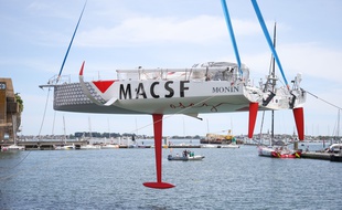 Mise à l'eau de l'IMOCA MACSF d'Isabelle Joschke, à Lorient le 21 mai 2020.