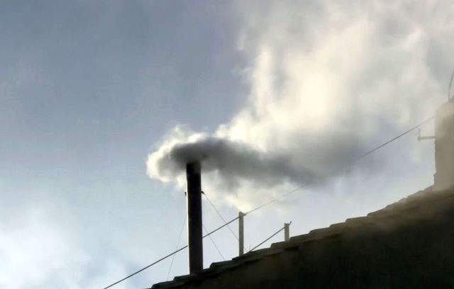 640x408_mandatory-credit-photo-by-cecilia-fabiano-la-presse-shutterstock-15290334c-white-smoke-during-the-second-day-of-the-conclave-for-the-election-of-the-next-pope-vatican-city-tuesday-may-8-2025-news-vatican-smokes-white-for-new-pope-s-election-vatican-city-08-may-2025-shutterstock-editorial-vatican-smokes-white-for-new-p-15290334c-2505081836 Election du nouveau pape :  la joie et les larmes des fidèles