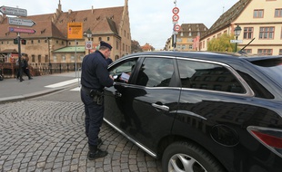 02122015-STR-La police et l'armée dans les rues de Strasbourg pendant le marché de Noël. Contrôles pour les véhicules aux check points.