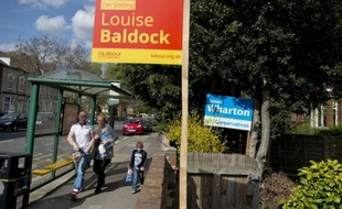 Propagande électorale pour les candidats des Travaillistes et des Conservateurs à Stockton-on-Tees, dans le nord-est de l'Angleterre, le 27 avril 2015