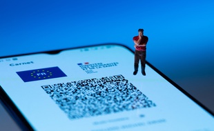 Illustration d'un pass sanitaire sur le portable.