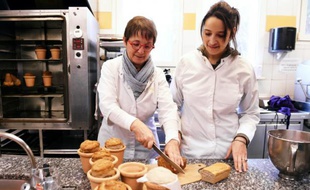 La chef Reine Sammut (g) et sa fille Nadia, le 18 février 2016 à Lourmarin (Vaucluse)