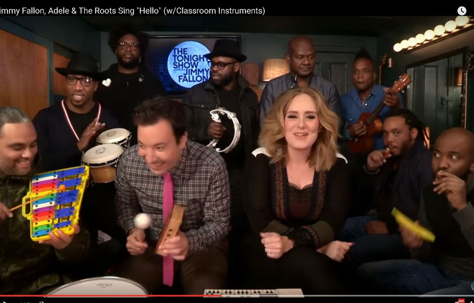 Clip Avec Une Grenouille Qui Chante VIDEO. Adele chante «Hello» accompagnée par des instruments pour enfants