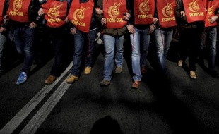 Le taux de chômage a atteint un nouveau record en mars en Italie à 9,8% de la population active, se rapprochant ainsi de la barre symbolique des 10%, alors que le pays s'enfonce dans la récession, selon une estimation provisoire publiée mercredi par l'Istat.