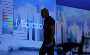 Satya Nadella arrive sur la scène de la Build, illustration