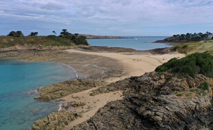 A Saint-Briac-sur-Mer, le chemin côtier va rester ouvert aux promeneurs.
