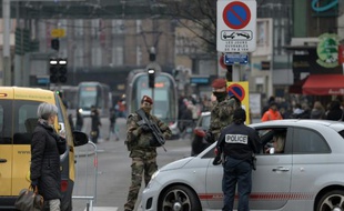 Des policiers et soldats contrôlent un véhicule à l'entrée de la ville de Strasbourg, le 27 novembre 2015