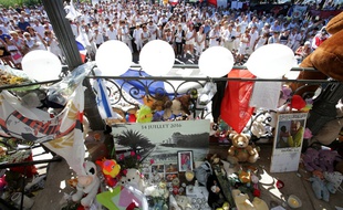 Un millier de personnes se sont réunies à Nice pour rendre hommage aux victimes de l'attentat du 14 juillet, le 7 août 2016.
