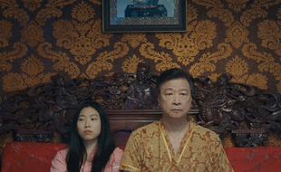 Awkwafina et Tzi Ma dans «L'Adieu» de Lulu Wang