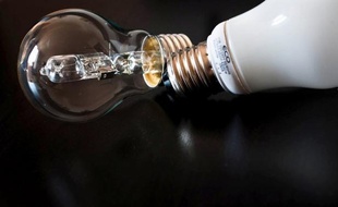 Lutter contre le gaspillage en éteignant les enseignes lumineuses la nuit, mieux isoler les logements existants, aider davantage les familles en précarité énergétique: 27 mesures présentées vendredi par la ministre de l'Ecologie visent à améliorer l'efficacité énergétique.