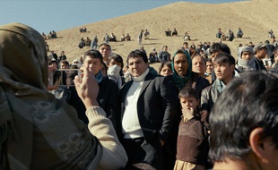 Salim Shaheen et ses fans dans Nothingwood de Sonia Kronlund