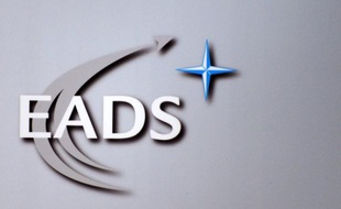 Le titre EADS plongeait de près de 9% jeudi matin à la Bourse de Paris, et perdait plus de 4% à Londres, au lendemain de l'annonce d'un projet de fusion entre le groupe européen d'aéronautique et de défense et son concurrent britannique BAE Systems.