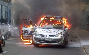 Une voiture de police a été incendiée en marge d'une manifestation «anti-flics» à Paris le 18 mai 2016.