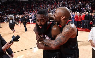 James Harden félicité par son coéquipier PJ Tucker après son historique triple double face à Orlando, le 30 janvier 2018.