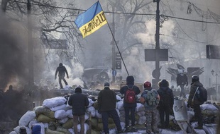 Des manifestants anti-gouvernementaux sur une barricade à Kiev (Ukraine) le 24 janvier 2014.