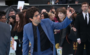 L'acteur Adrian Grenier prend un selfie à la première du film