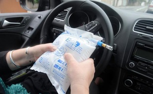 Chaque véhicule à moteur circulant sur les routes françaises, à l'exception des petits cyclomoteurs, doit être équipé à partir de dimanche d'un éthylotest chimique ou électronique.