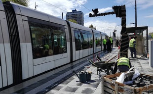 Ce mardi après-midi, les ouvriers terminent la pose des dalles de la station.