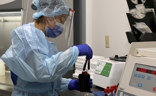Une technicienne de laboratoire avec des prélèvements sanguins de volontaires aux essais cliniques du candidat vaccin de Moderna, à Miami, le 2 septembre.