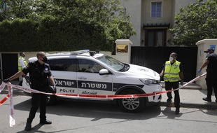 Des policiers israéliens devant la maison de l'ambassadeur de Chine en Israël, après la découverte du corps sans vie du représentant chinois.