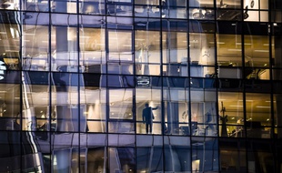 Les façades d'immeubles de la Défense, à Paris.