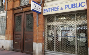 Le commissariat de la rue du Rempart Saint-Etienne à Toulouse, fermé après l'agression d'un policier au couteau, le 30 août 2016.