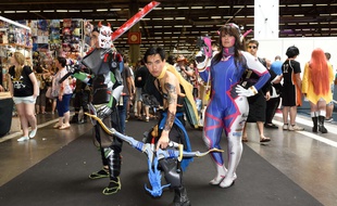 Illustration de participants à la Japan Expo de 2017 à Villepinte.